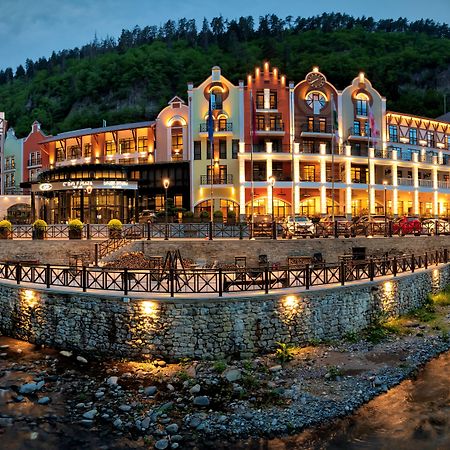 Crowne Plaza - Borjomi By Ihg Hotell Eksteriør bilde The complex at night