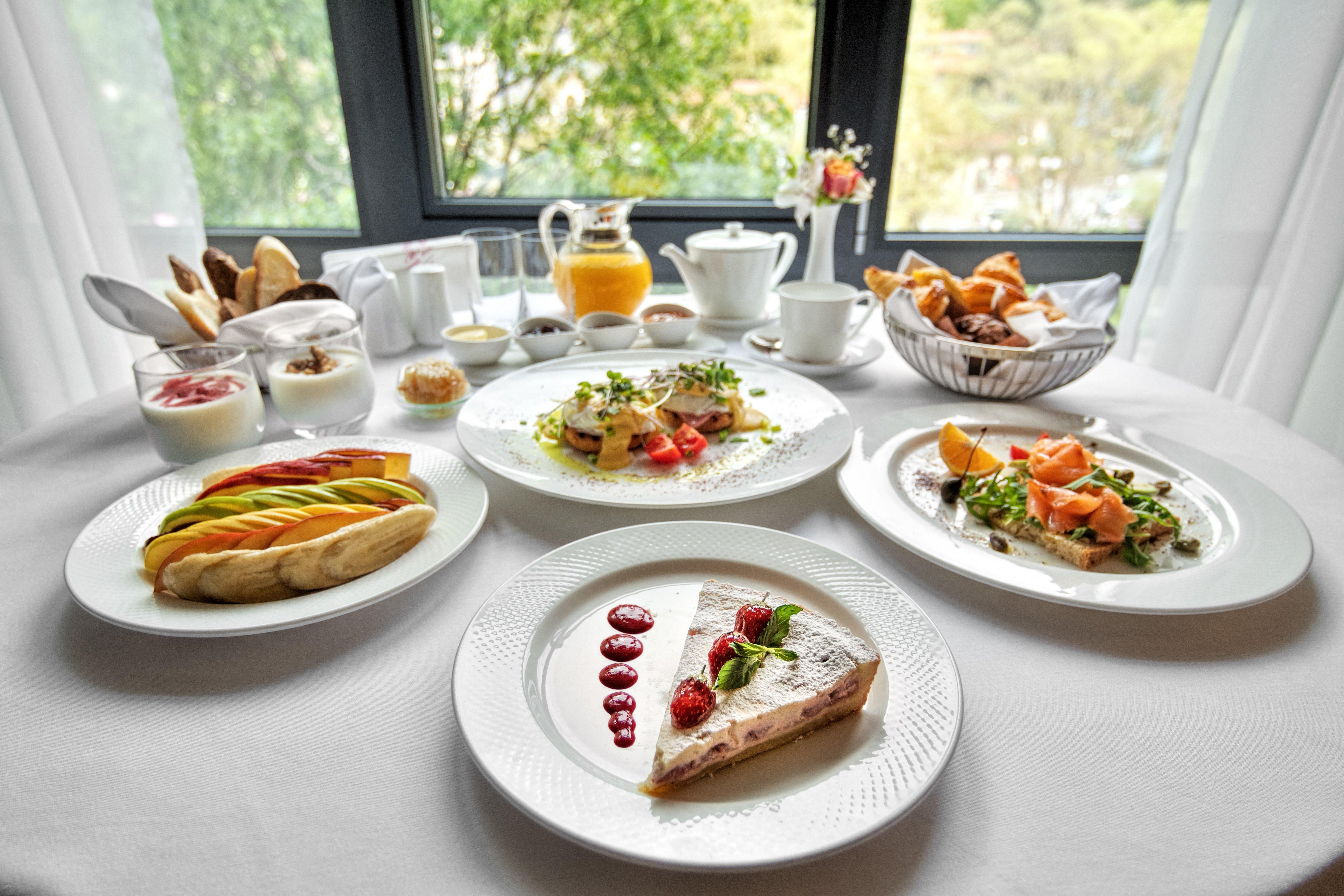 Crowne Plaza - Borjomi By Ihg Hotell Eksteriør bilde A breakfast buffet