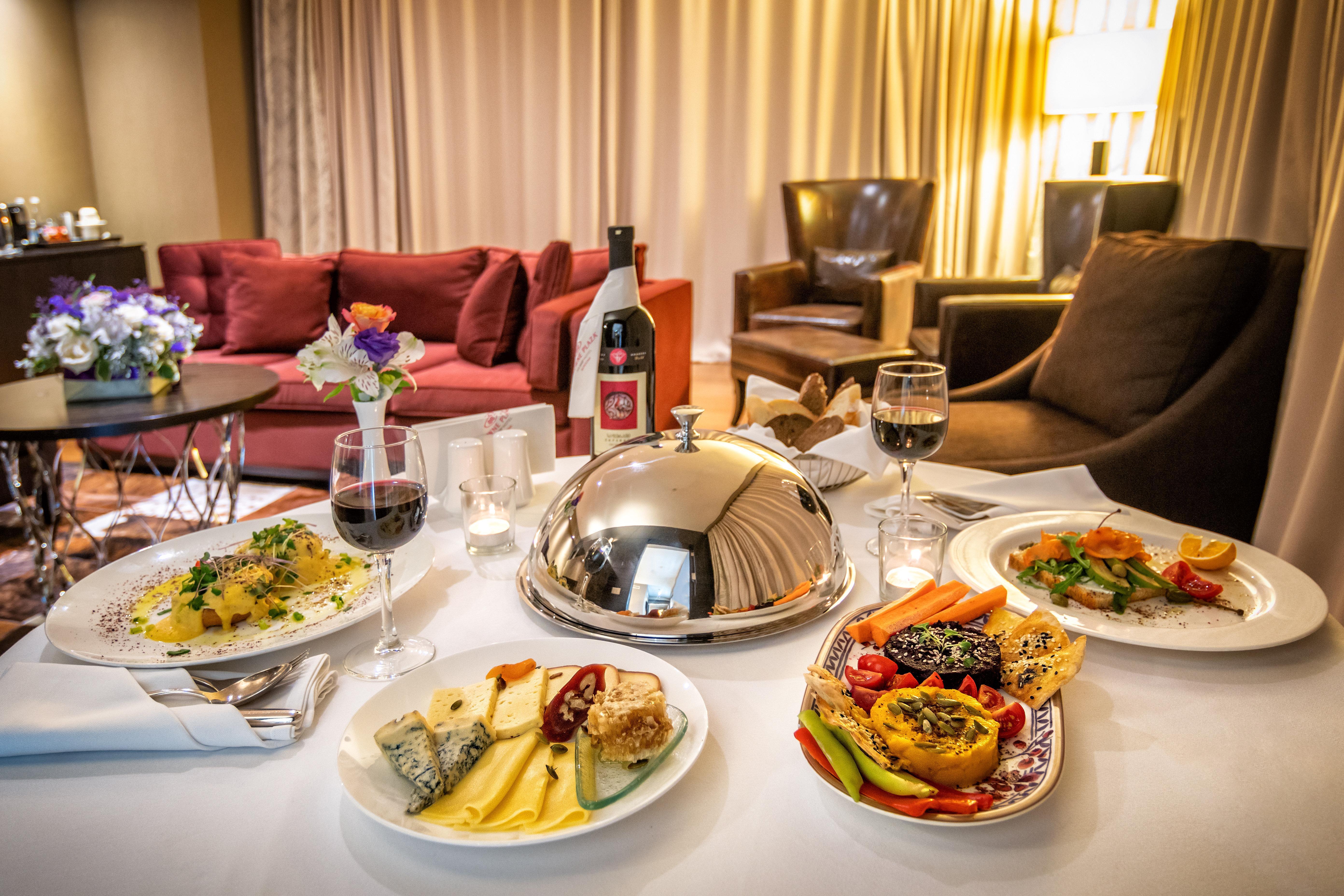 Crowne Plaza - Borjomi By Ihg Hotell Eksteriør bilde In-room dining at the Mandarin Oriental, Munich