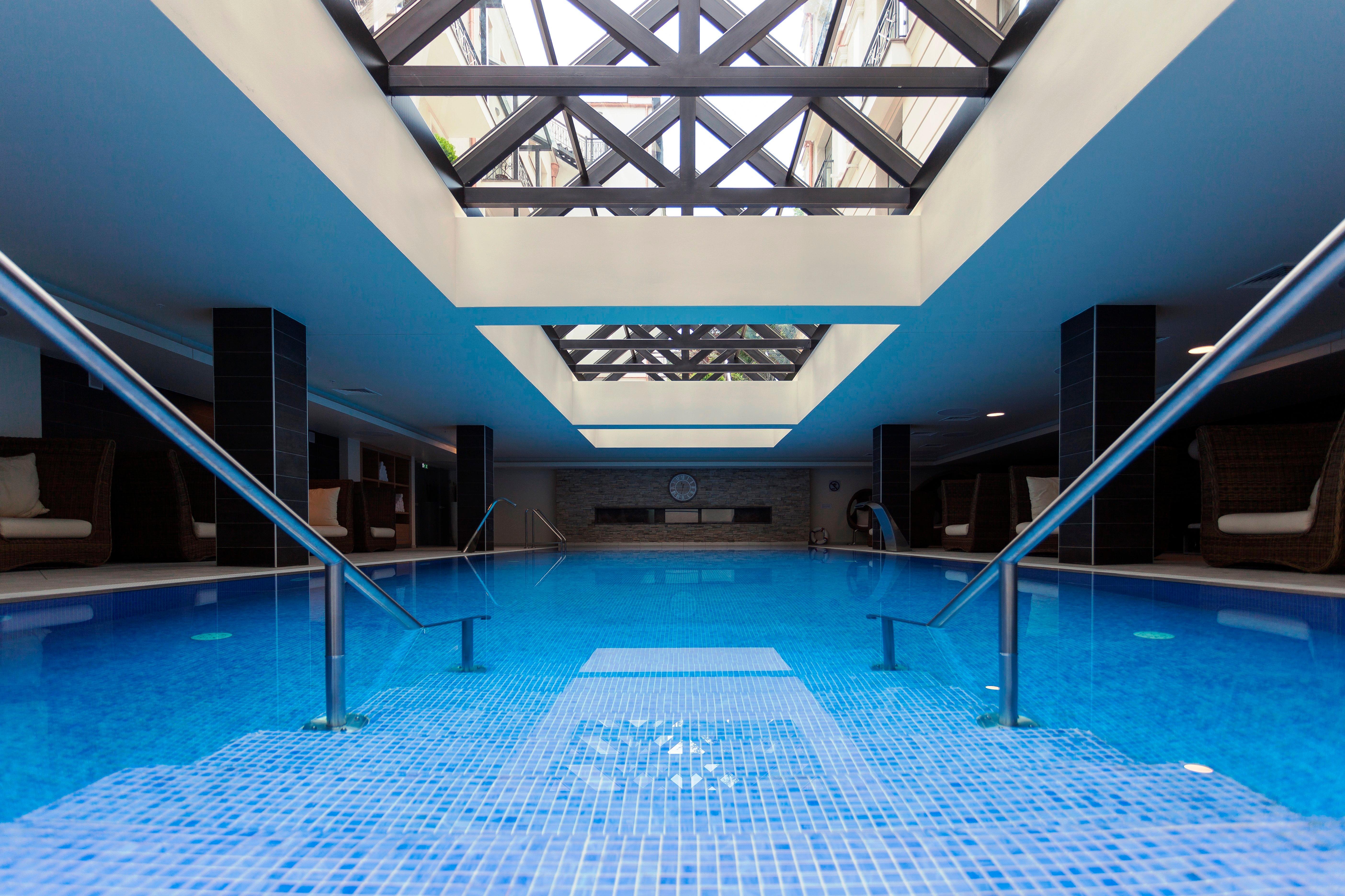 Crowne Plaza - Borjomi By Ihg Hotell Eksteriør bilde The swimming pool at the hotel