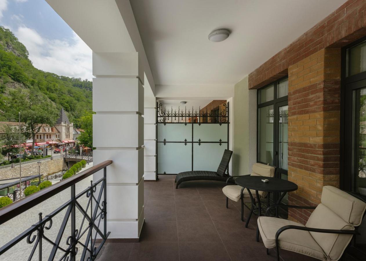 Crowne Plaza - Borjomi By Ihg Hotell Eksteriør bilde A balcony