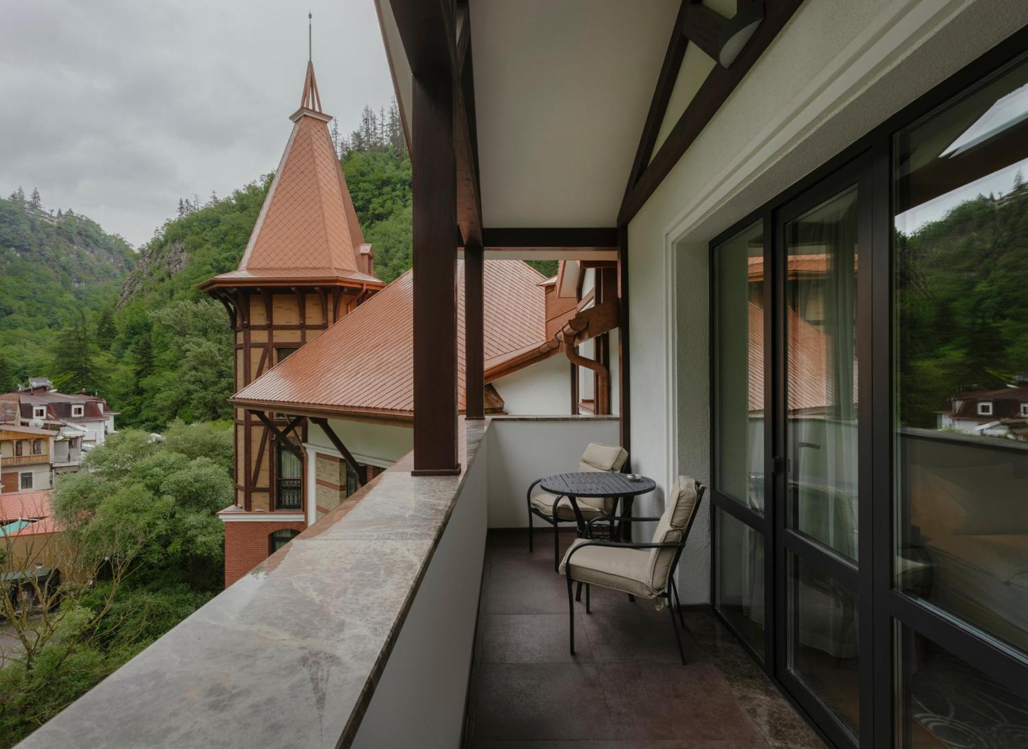 Crowne Plaza - Borjomi By Ihg Hotell Eksteriør bilde A balcony